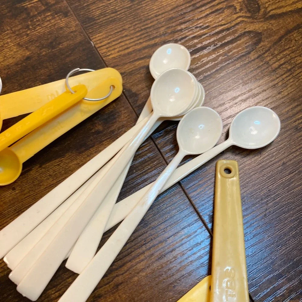 Vintage Plastic Measuring Spoons Lot Yellow White 25ml 15ml 2ml SI Mfg Canada
